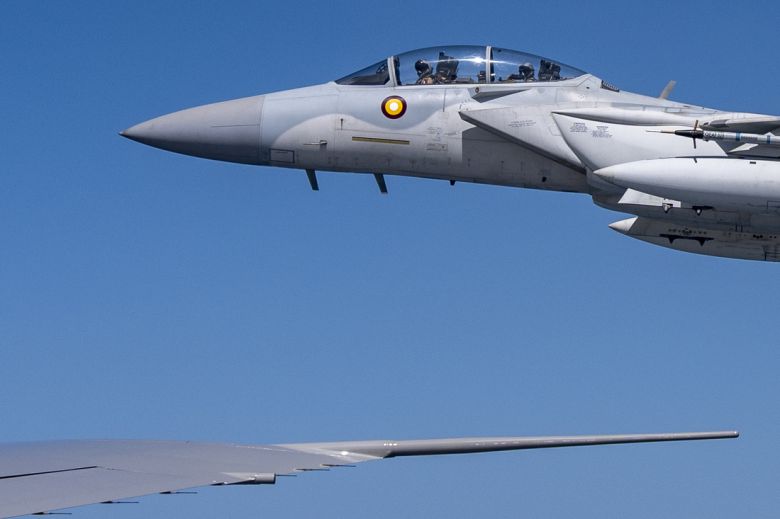 카타르 공군 전투기 F-15기가 14일(현지시간) 도널드 트럼프 미국 대통령을 태운 에어포스원을 호위하고 있다. AP연합뉴스