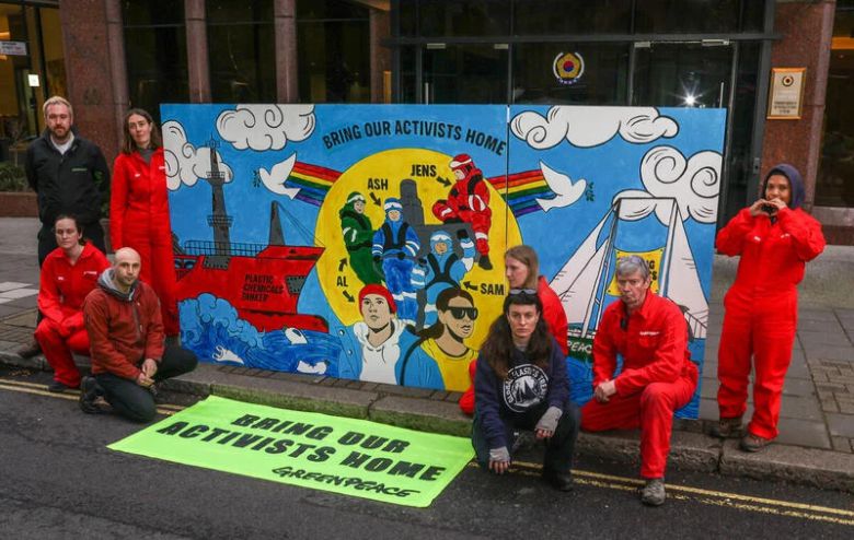 출국 금지된 액티비스트들의 송환을 촉구하는 평화 시위 현장. 그린피스