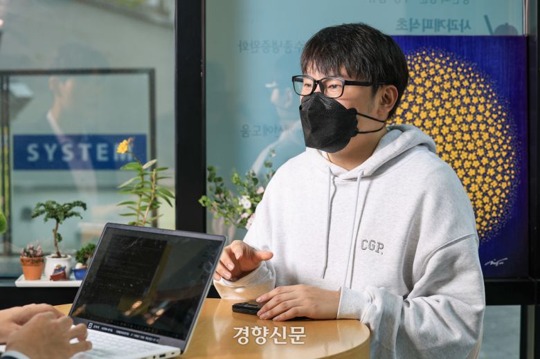 5.18관련 왜곡된 정보 작성자에 대한 고발 활동을 하는 이주원 씨가 9일 경기도 시흥시의 한 카페에서 고발 내용에 대해 기자와 인터뷰 하고 있다. 2025.5.9 이준헌 기자