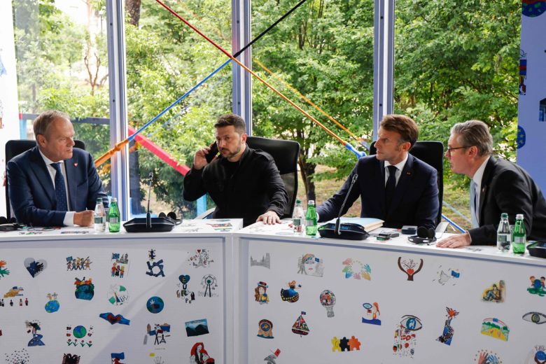왼쪽부터 폴란드의 도널드 투스크 총리, 우크라이나의 볼로디미르 젤렌스키 대통령, 프랑스의 에마뉘엘 마크롱 대통령, 영국의 키어 스타머 총리가 16일(현지시간) 티라나에서 열린 유럽정치공동체(EPC) 정상회의에 참석하고 있다. AFP연힙뉴스