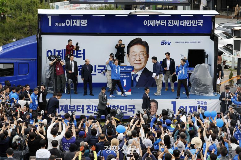 이재명 더불어민주당 대통령 후보(무대 가운데)가 16일 전북 익산역 동부광장에서 시민들에게 인사를 하고 있다. 박민규 선임기자