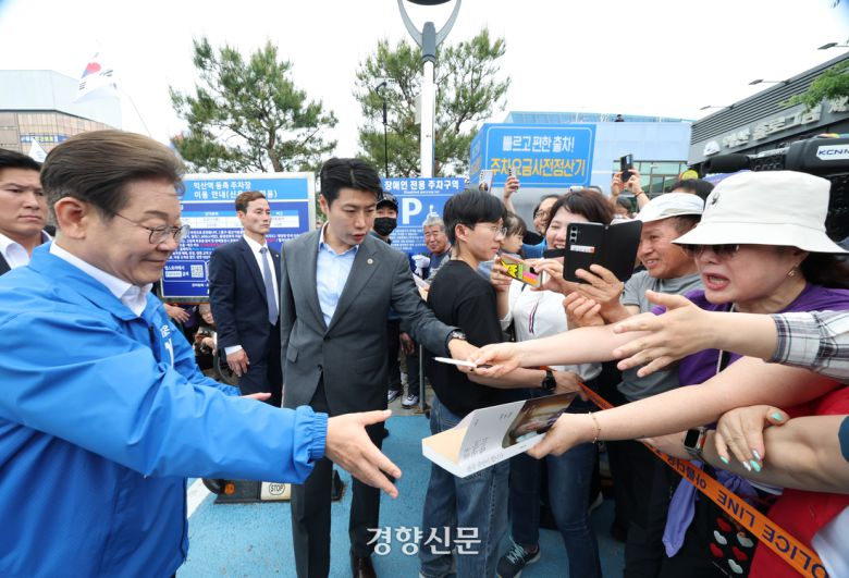 이재명 더불어민주당 대선 후보가 16일 전북 익산역 광장 유세현장에서 시민들에게 사인을 해주고 있다. 박민규 선임기자
