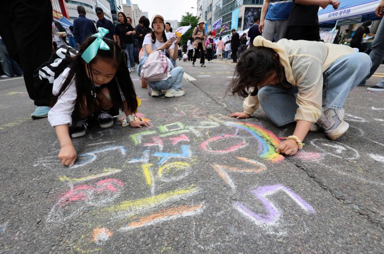 17일 오후 광주 동구 금남로에서 열린 제45주년 5·18민주화운동 전야제에서 아이들이 미술 체험을 하고 있다. 연합뉴스,
