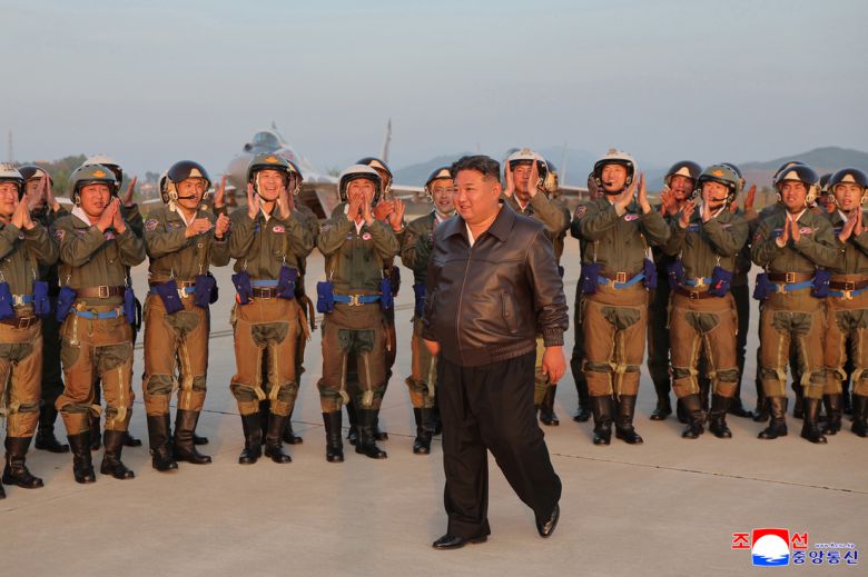김정은 북한 국무위원장이 지난 15일 제1공군사단 관하 비행연대를 방문해 공군 반항공(방공)전투 및 공습 훈련을 지도했다고 조선중앙통신이 17일 보도했다. 연합뉴스
