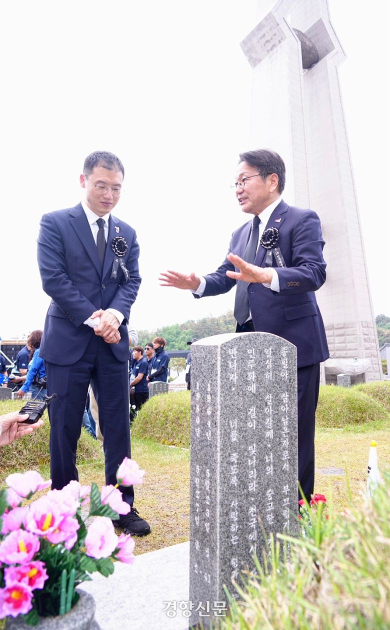 17일 제45주년 5·18민주화운동 추모식에 참석한 강기정 광주시장(으른쪽)과 김상욱 국회의원이 묘역을 참배하고 있다. 광주시 제공.
