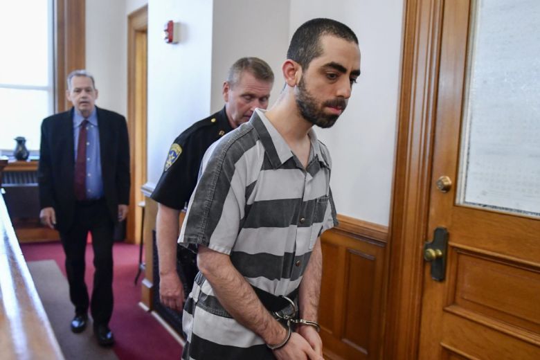 하디 마타르가 16일 미국 뉴욕주 셔터쿼 카운티 법원으로 들어서고 있다. AP통신