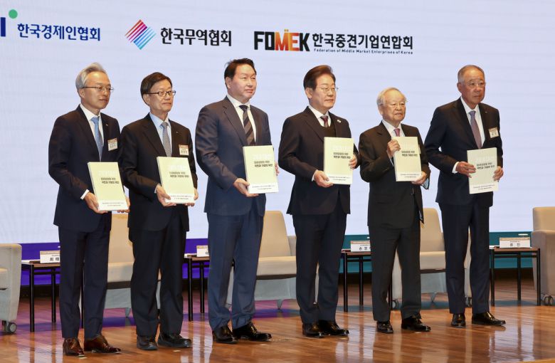 이재명 더불어민주당 대선 후보가 지난 5월 8일 서울 중구 대한상공회의소에서 열린 대선후보 초청 경제5단체 간담회에서 기념촬영을 하고 있다. 연합뉴스