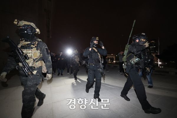 윤석열 전 대통령이 비상계엄을 선포한 후인 지난해 12월 4일 새벽 서울 여의도 국회의사당에 도착한 군인들이 국회 본청으로 이동하고 있다. 성동훈 기자
