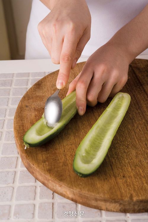 오이씨를 제거하면 오이 향을 줄일 수 있다.