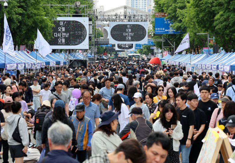 = 17일 오후 광주 동구 금남로에서 열린 제45주년 5·18민주화운동 전야제에서 시민참여 마당이 펼쳐지고 있다. 연합뉴스