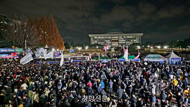 윤석열 대통령이 비상계엄을 선포한 후 자정을 넘긴 지난해 12월4일 새벽 국회 본회의에서 비상계엄  선포에 대한 해제 요구 결의안이 가결된 뒤 국회 앞으로 시민들이 몰려들어 계엄 해제를 요구하고 있다. 이준헌 기자