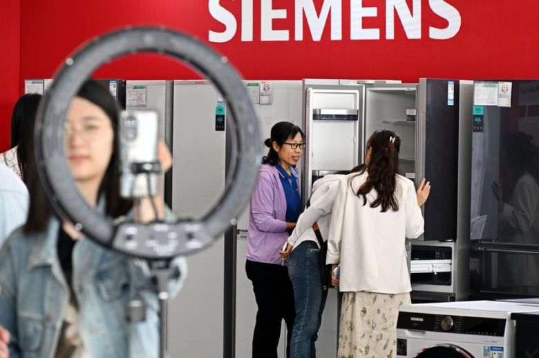 지난해 산둥성 칭다오시에서 열린 ‘2024 전국 가전소비 페스티벌’ 행사 현장에서 소비자가 이구환신 대상 가전제품들을 살펴보고 있다. 신화통신