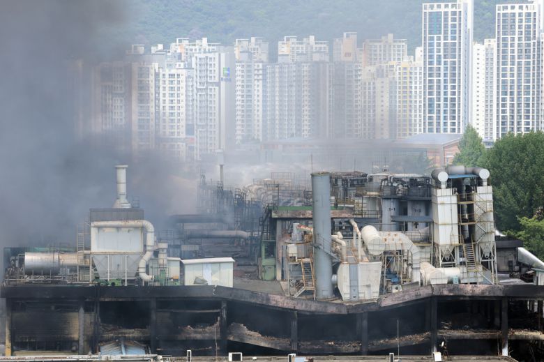금호타이어 광주공장 화재 발생 이틀째인 18일 광주 광산구 소촌동 일대 도심이 검은 연기로 뒤덮이고 있다.  연합뉴스