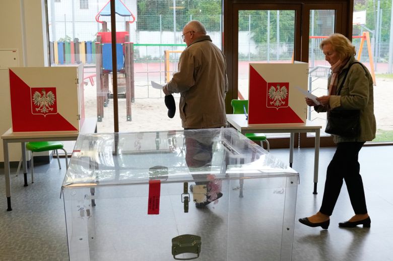 폴란드 유권자들이 18일(현지시간) 대선 1차 투표에 참석하고 있다. AP연합뉴스