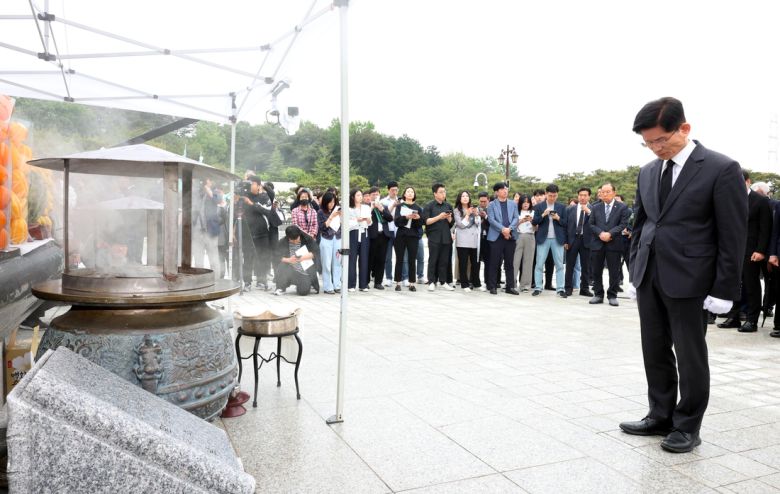 김문수 국민의힘 대선 후보가 지난 17일 광주 북구 국립 5·18 민주묘지를 찾아 참배하고 있다. 연합뉴스