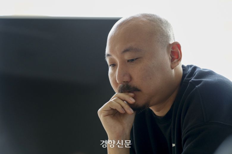 웹툰작가 주호민 씨와 아내가 지난해 2월4일 경기 성남에 위치한 작업실에서 자녀를 정서적 학대한 혐의로 기소된 특수교사와 관련해 경향신문과 인터뷰를 하고 있다. 문재원 기자