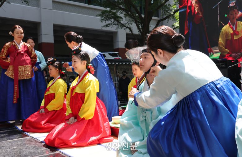 ‘성년의 날’을 하루 앞둔 19일 오후 서울 덕수궁 돌담길에서 열린 ‘성년의 날 기념행사’에서 올해 성년이 되는 청소년들이 ‘전통 성년례’를 치르고 있다. 2025.5.18. 정지윤 선임기자