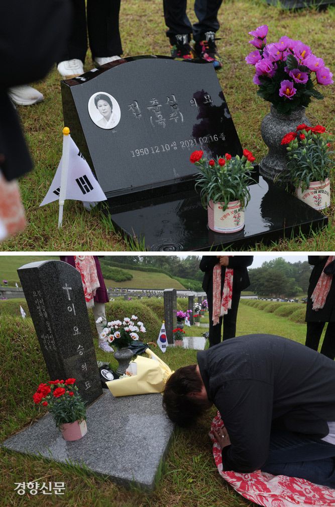 늘 미안하다던 언니·억울한 젊은 죽음…하늘에서 함께 울고 있나요 5·18민주화운동 당시 계엄군과 수사관 등에게 성폭력을 당한 피해자들이 만든 모임 ‘열매’ 회원들이 지난 16일 광주 국립5·18민주묘지에서 5·18 당시 자행된 성폭력 피해를 세상에 알린 전옥주씨(위쪽 사진)와 피해를 입었으나 진상규명에 이르지 못한 이요승씨의 묘소를 참배하고 있다. 정효진 기자 hoho@kyunghyang.com