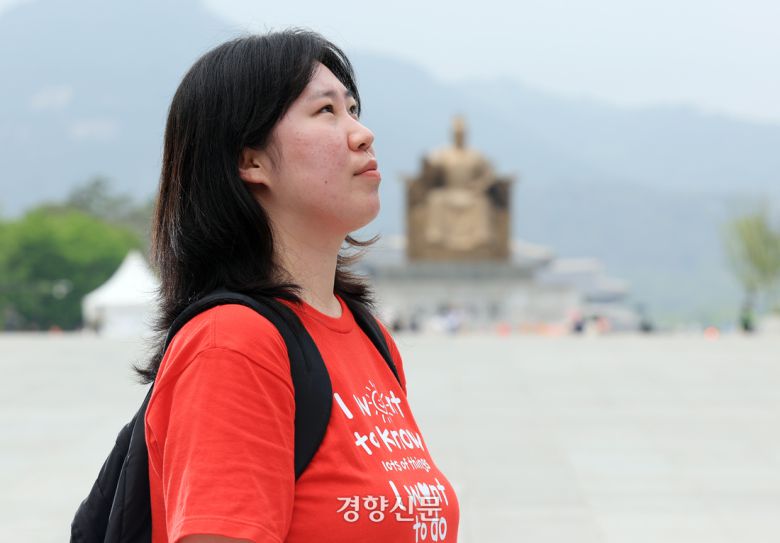 김지수씨가 15일 서울 광화문광장에서 주변을 둘러보고 있다. 김씨는 “빈곤해서 죽고, 거절해서 죽고, 폭력 피해로 스스로 죽은 여성들에 대한 뉴스가 끊이지 않는다”며 “이는 생존의 문제”라고 말했다. 서성일 선임기자