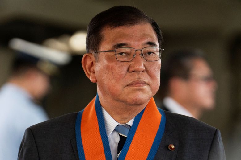 이시바 시게루 일본 총리가 지난달 30일(현지시간) 필리핀 마닐라에 있는 필리핀 해안경비대 본부에서 순찰선 테레사 마그바누아 BRP를 지켜보고 있다. 로이터연합뉴스