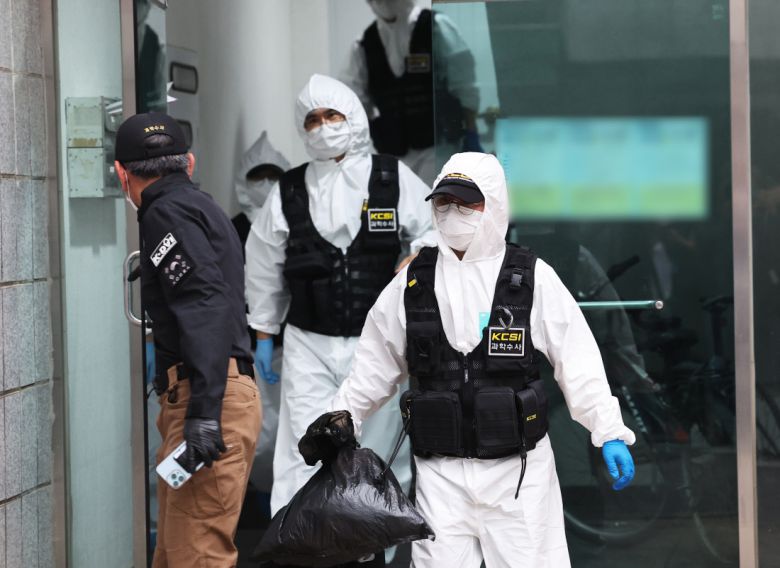 경찰 과학수사대원들이 19일 50대 중국동포 차모씨가 점주를 흉기로 찌르고 달아난 경기 시흥시의 한 편의점 인근 건물에서 감식을 마치고 나오고 있다. 연합뉴스