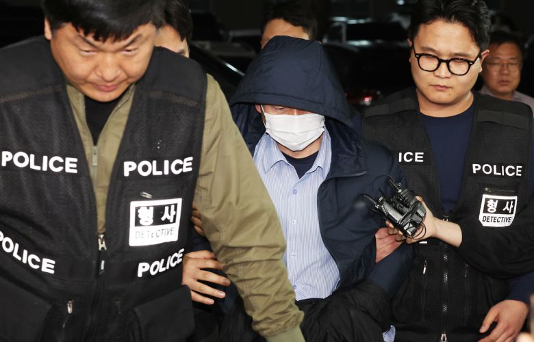 시흥 흉기사건의 용의자인 차철남이 19일 경찰에 긴급체포돼 경기 시흥경찰서로 압송되고 있다. 연합뉴스