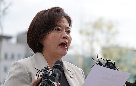 19일 경기북부경찰청에서 조국혁신당 정춘생 국회의원이 윤석열 전 대통령 처가가 운영하는 남양주 요양원 노인학대 피소 사건에 대해 발언하고 있다. 연합뉴스 제공