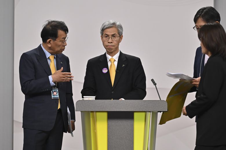 권영국 민주노동당 대선후보가 지난 18일 서울 마포구 상암동 SBS 프리즘센터 스튜디오에서 열린 제21대 대선 1차 후보자 토론회를 준비하고 있다. 국회사진기자단