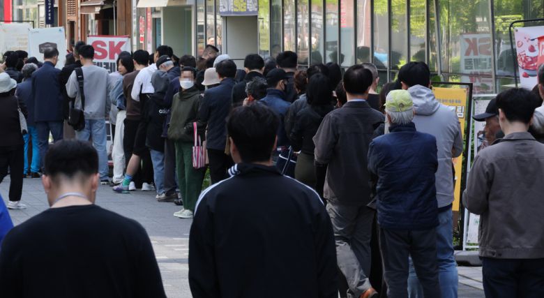 가입자 유심(USIM) 정보를 탈취당한 SK텔레콤이 유심 무료교체 서비스를 시작한 지난달 28일 서울 시내 한 SKT 대리점에서 시민들이 유심 교체를 위해 차례를 기다리고 있다. 연합뉴스