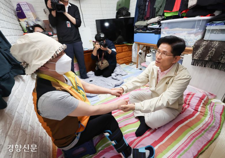 김문수 국민의힘 대선 후보가 20일 서울 영등포구 쪽방촌을 찾아 주민과 대화를 나누고 있다. 성동훈 기자