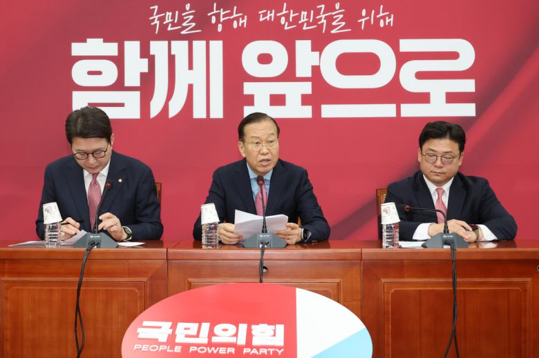 권영세 국민의힘 비상대책위원장이 지난 10일 서울 여의도 국회에서 사상 초유의 대선 후보 교체에 대한 입장을 밝히고 있다. 연합뉴스