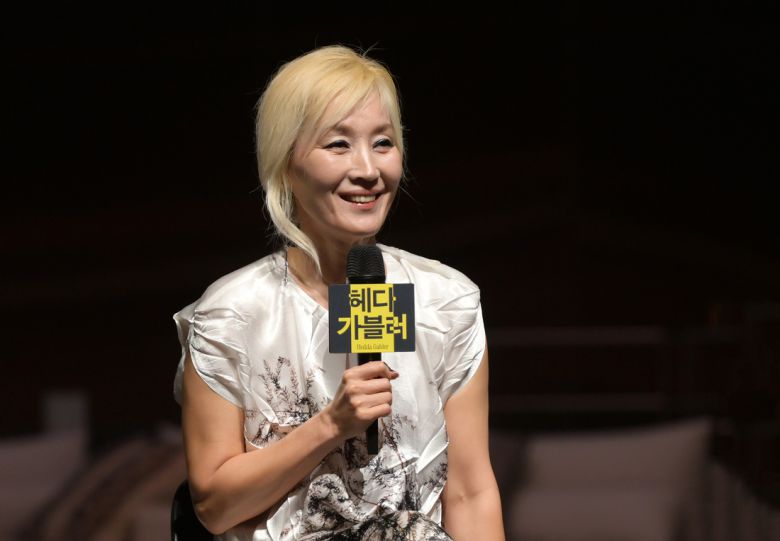 배우 이혜영이 지난 19일 국립극단 명동예술극장에서 열린 <헤다 가블러> 기자간담회에서 배역에 대한 생각을 말하고 있다.   국립극단 제공