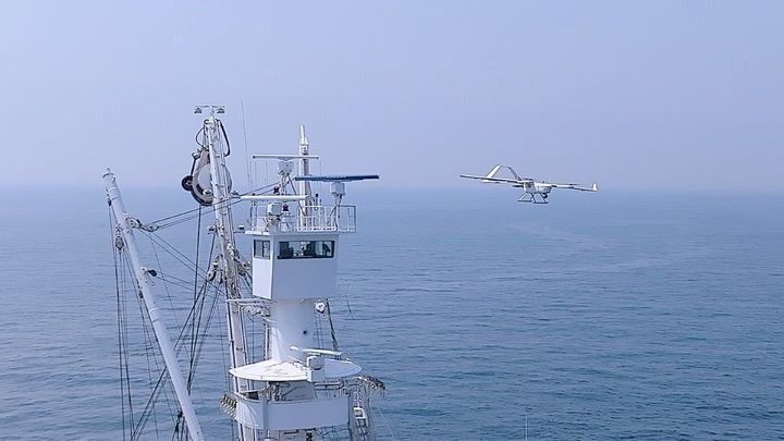 동원산업이 세계 최초로 개발한 어군 탐지 전용 드론이 참치 어군을 찾기 위해 비행하고 있다. 동원산업 제공