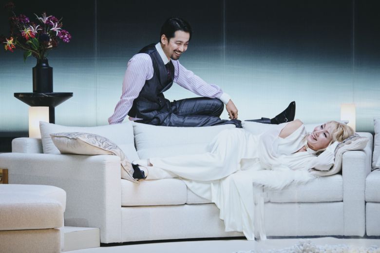 헤다(배우 이혜영)와 브라크 검사(배우 홍선우)가 대화를 나누는 모습.    국립극단 제공