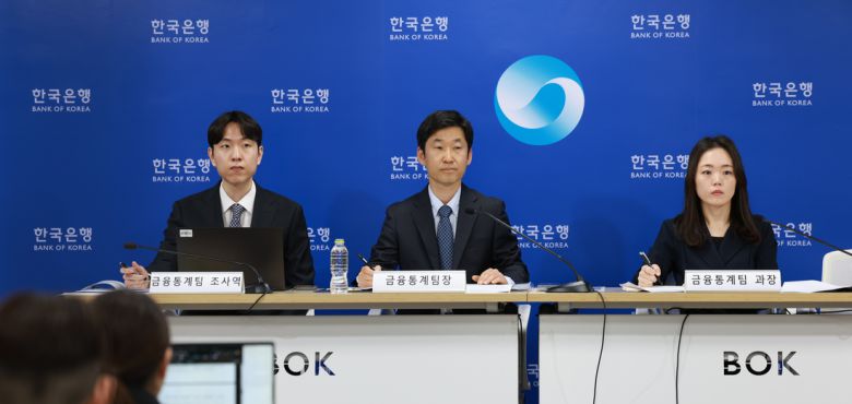 김민수 한국은행 금융통계팀장(가운데)이 20일 서울 남대문로 한은 기자실에서 가계신용 통계 설명회를 열고 있다. 한은 제공