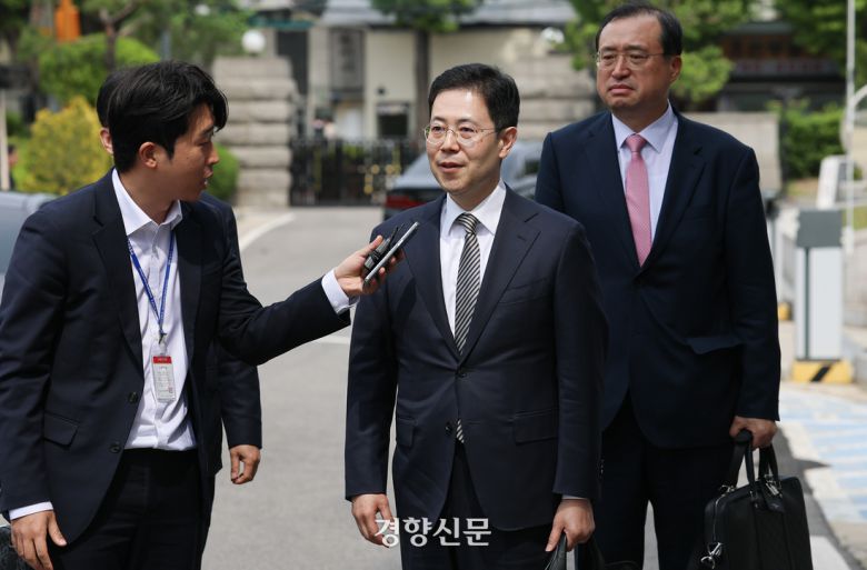 고발사주의혹으로 탄핵소추된 손준성 대구고검 차장(검사장)이 지난 13일 서울 종로구 헌법재판소에서 열린 1차 변론기일에 출석하고 있다. 이준헌 기자