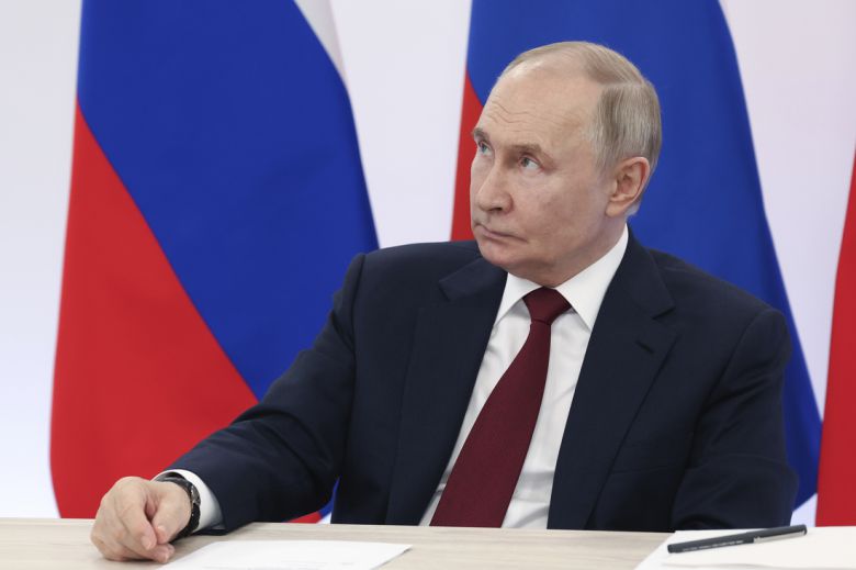 블라디미르 푸틴 러시아 대통령이 19일(현지시간) 소치 시리우스에서 열린 인재 및 성공 재단 이사회에 참석하고 있다. AFP연합뉴스