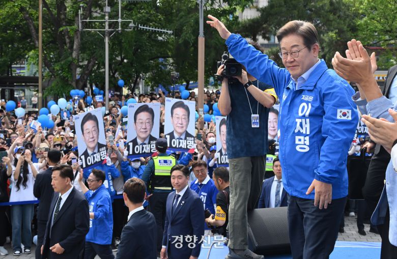 이재명 더불어민주당 대선 후보가 21일 인천 부평구 부평역 북광장에서 지지를 호소하고 있다. 박민규 선임기자