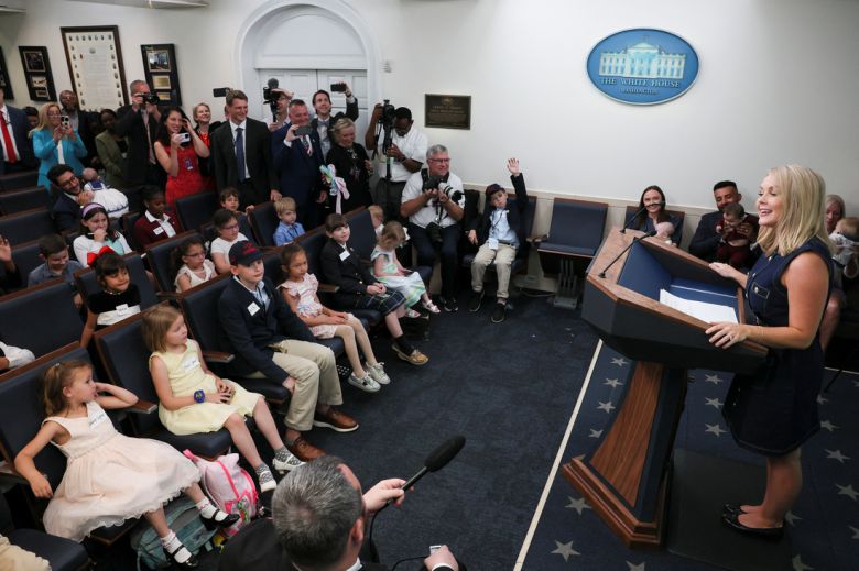 캐럴라인 레빗 미국 백악관 대변인이 20일(현지시간) 워싱턴 백악관 브리핑실에서 열린  ‘자녀를 데리고 출근하는 날’ 브리핑에서 발언하고 있다. 로이터연합뉴스