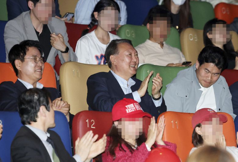 파면 47일 만에 첫 공개 행보…전한길과 박수 윤석열 전 대통령이 대선을 13일 앞둔 21일 서울 동대문의 한 영화관에서 부정선거론을 주장하는 다큐멘터리 영화 <부정선거, 신의 작품인가>를 관람한 뒤 웃으며 박수를 치고 있다. 두번째 줄 왼쪽부터 영화를 연출한 이영돈 PD, 윤 전 대통령, 전한길 전 한국사 강사. 사진공동취재단