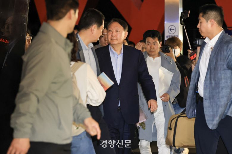 윤석열 전 대통령이 21일 서울 중구의 한 영화관에서 이영돈 감독이 연출한 다큐멘터리 영화 ‘부정선거, 신의 작품인가’ 관람을 마치고 상영관을 떠나고 있다. 이준헌 기자