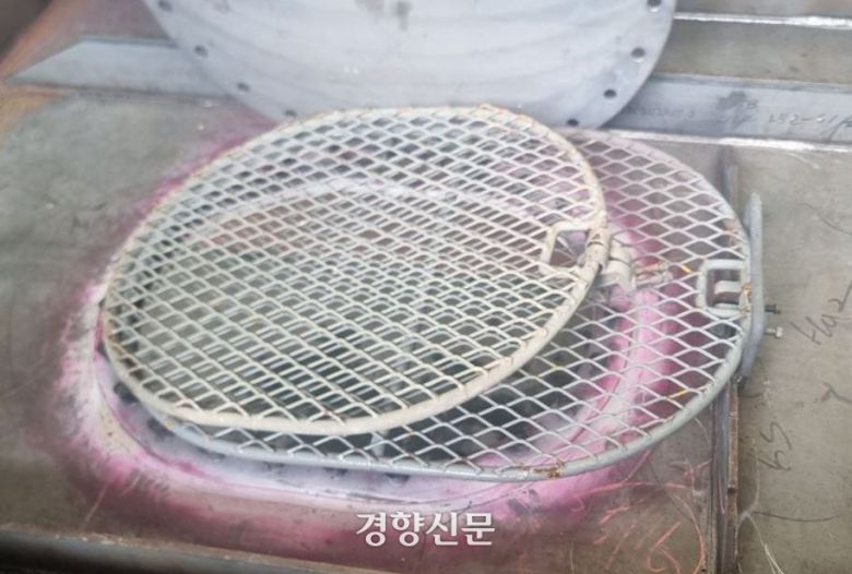 지난 17일 HD현대삼호에서 40대 하청노동자 손모씨가 개구부(맨홀)에 추락해 사망했다. 상부에서 개구부 덮개를 찍은 사진이다. 금속노조 제공