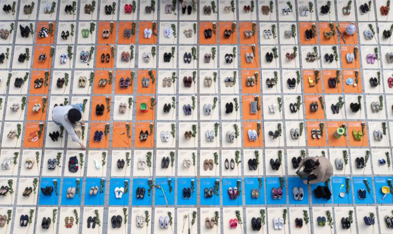 지난해 11월 25일, 세계 여성 폭력 추방의 날을 맞아 서울 종로구 보신각 앞에 192켤레의 신발이 놓여 있다.  김창길 기자