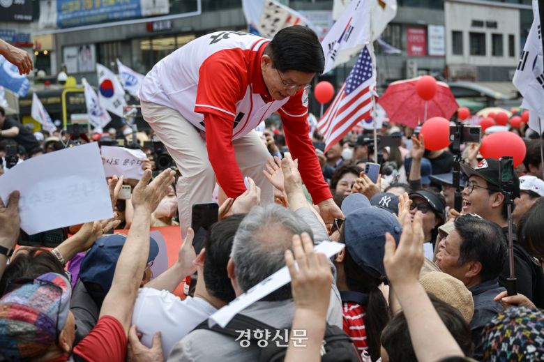 김문수 국민의힘 대선 후보가 21일 경기 고양시 화정역 문화광장을 찾아 유세를 마친 뒤 시민들과 악수를 나누고 있다. 한수빈 기자