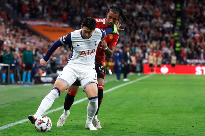 토트넘 손흥민이 22일 스페인 빌바오의 산 마메스 경기장에서 열린 맨체스터 유나이티드와의 2024~2025 유로파리그 결승전에서 상대 선수로부터 공을 지켜내고 있다.  빌바오 | AFP연합뉴스
