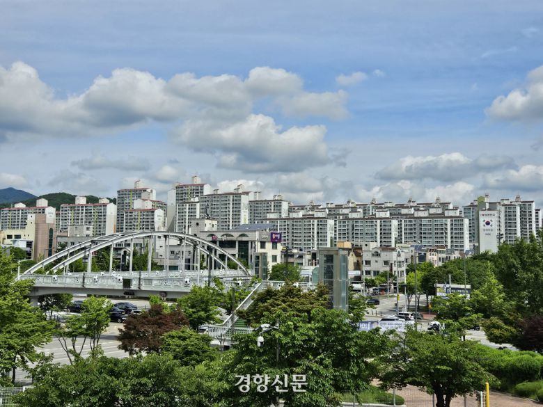 대전 유성구 대전월드컵경기장 인근에서 바라본 노은동 아파트단지 모습. 박광연 기자