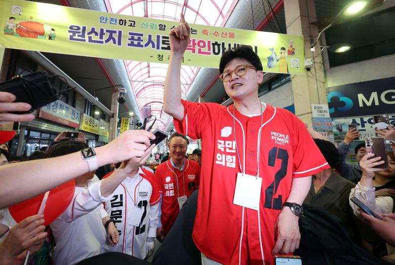 한동훈 전 국민의힘 대표가 22일 충북 청주 육거리시장을 찾아 김문수 대선 후보의 지원 유세를 하고 있다. 연합뉴스