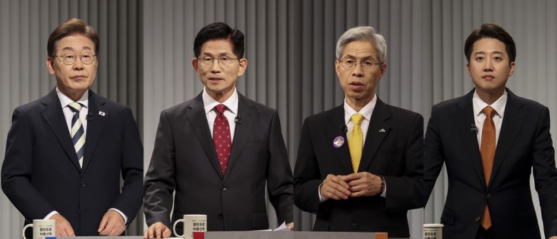 제21대 대통령 선거에 나선 이재명 더불어민주당 후보, 김문수 국민의힘 후보, 권영국 민주노동당 후보, 이준석 개혁신당 후보(왼쪽부터)가 23일 서울 여의도 KBS 스튜디오에서 사회 분야를 주제로 2차 TV토론을 하고 있다. 국회사진기자단