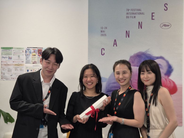 제 78회 칸영화제 시네파운데이션 부문에서 1등상을 수상한 허가영 감독(왼쪽에서 두번째)이 칸영화제 포스터를 배경으로 서 있다. 영화진흥위원회 제공