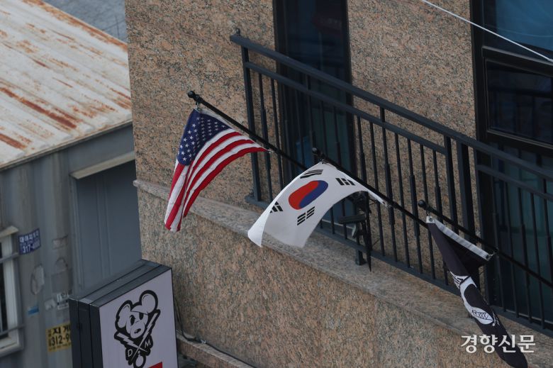 미국 언론이 미 정부가 주한미군 감축을 검토하고 있다고 보도한 23일 경기 평택시 주한미군기지 캠프 험프리스 인근 식당에 성조기와 태극기가 나란히 걸려 있다. 반면 국방부는 “논의된 바 전혀 없다”며 선을 그었다. 정효진 기자